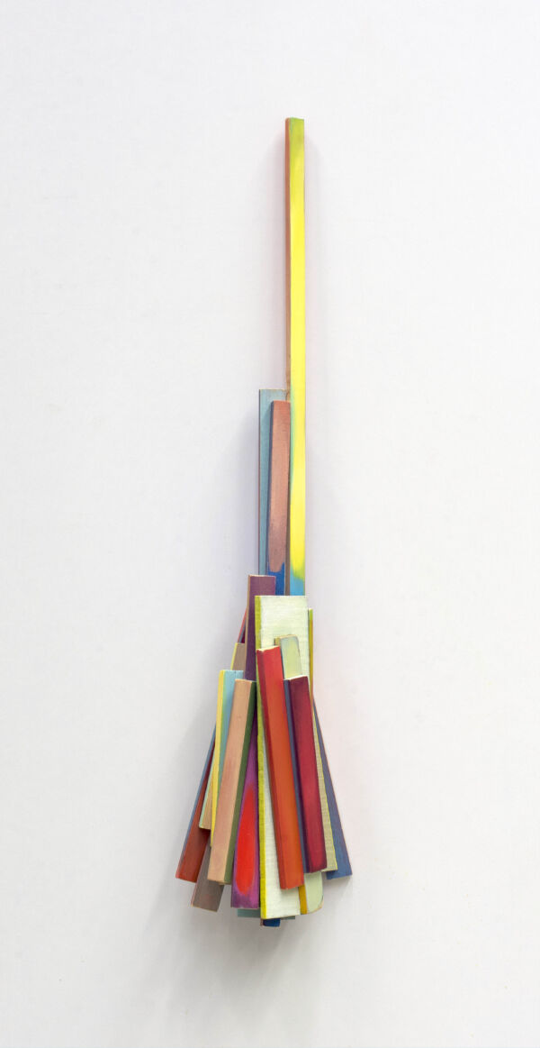 Cluster no 19, 2025. Madera po licromada, 92 x 20 x 12 cm.