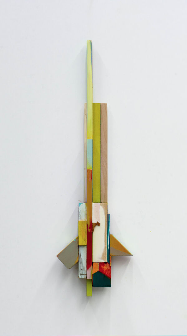 Serie, Espada como labios, (no 2), 2015. Mad era y pintura acrílica, 95 x 28 x 10 cm.