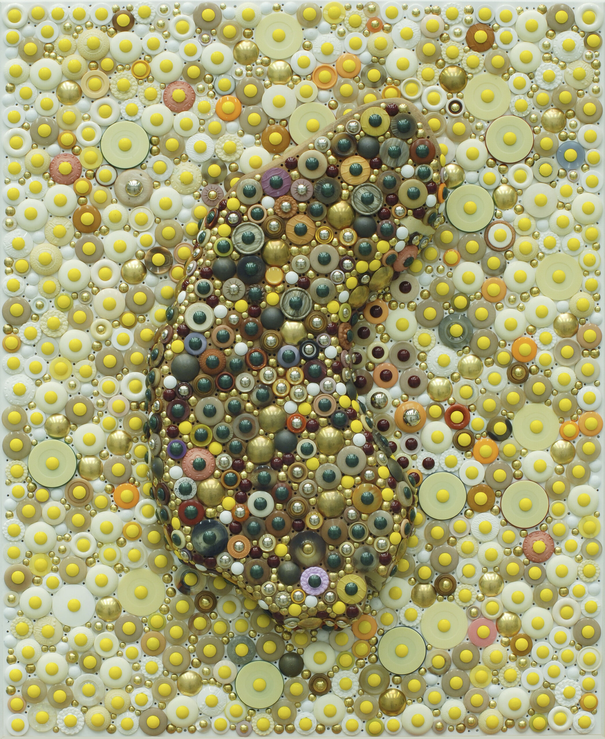 Daniel Verbis - Geografía del corazón nº 5, 2010. Botones y tachuelas sobre madera y pvc, 59 x 48 x 7 cm.