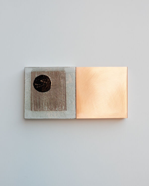 Helena Andersson Materia y luz 28x6x56. Cerámica y cobre