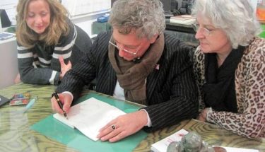 Mestre entre Marga Carnero y Asunción Robles en Ármaga.