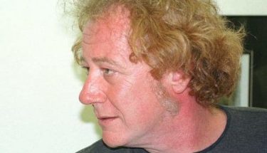 EL FOTOGRAFO ANDRES EDO DURANTE LA PRESENTACION DE UNA EXPOSICION DE SUS FOTOGRAFIAS EN LA SALA DE ARTE " ARMAGA "