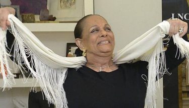 La famosa bailaora descalza, La Chunga, en la galería leonesa Ármaga. (Imagen tomada del vídeo publicado en La Nueva Crónica).