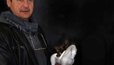 Amancio González con una de las piezas de esta exposición ("Hombre con caballo"). Fotografía: Marcelino Cuevas.