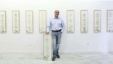 Miguel Escanciano posa junto a algunos de los cuadros de su exposición ‘, en una foto de Daniel Martín. / La Nueva Crónica.