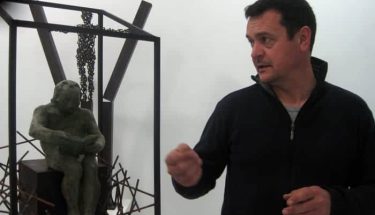 Amancio González en la galería Ármaga. © Foto: Eloísa Otero.