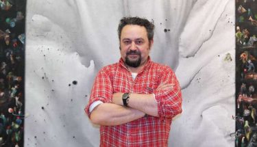 El artista leonés José de León ante uno de los lienzos de la exposición. © Fotografía: Cuevas.