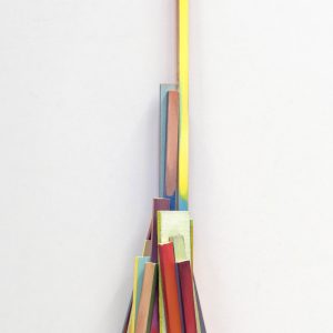 Cluster no 19, 2025. Madera po licromada, 92 x 20 x 12 cm.