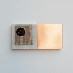 Helena Andersson Materia y luz 28x6x56. Cerámica y cobre