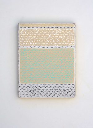 Una pintura en cierto modo encasillada, 2025. Acr ílico y masilla sobre cartón, 42 x 33 x 3 cm.