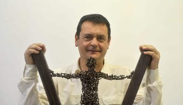 Amancio González expone varias esculturas en metal de pequeño formato en la galería de arte Ármaga. | Fotografía: DANIEL MARTÍN  (La Nueva Crónica)