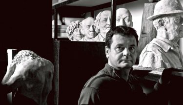 El escultor Amancio González forma parte del proyecto con los bustos de escritores.  Fotografía: AMANDO CASADO.