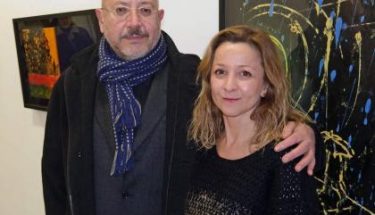 Pelayo Ortega con la galerista Marga Carnero. © Foto: Cuevas / Diario de León.