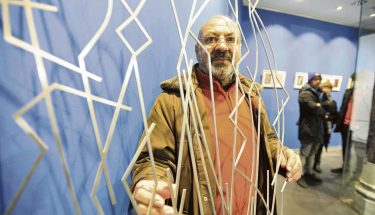 El artista leonés Esteban Tranche en la inauguración de su instalación en diciembre de 2016 en el Palacio Don Gutierre. | DANIEL MARTÍN / La Nueva Crónica